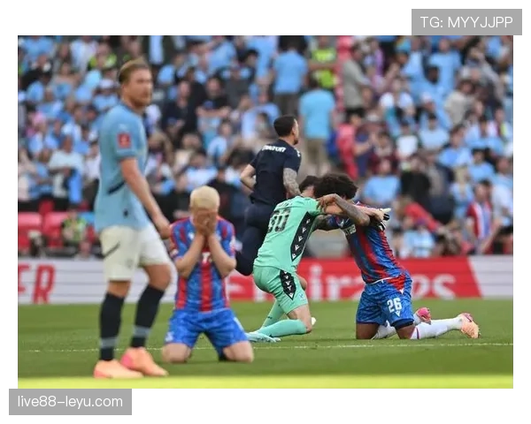 狼队边路进攻火力全开,团队协作成制胜关键 狼队边路进攻火力全开,团队协作成制胜关键