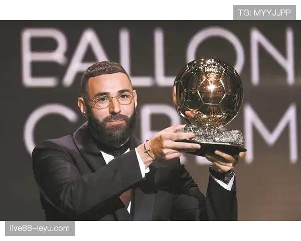 本泽马是否顶级第一中锋:终结效率与战术核心作用分析 本泽马是否顶级第一中锋:终结效率与战术核心作用分析