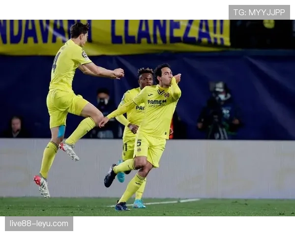 弗拉霍维奇禁区统治力解析:传统9号的现代演绎 弗拉霍维奇禁区统治力解析:传统9号的现代演绎