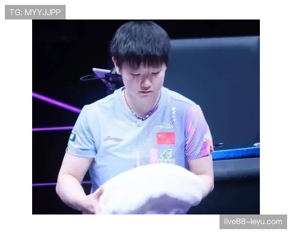 孙颖莎场上像开挂，场下背个能买车的包——我是来看球还是看富婆日常